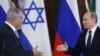 Russia -- Russian President Vladimir Putin (R) shakes hands with Israeli Prime Minister Benjamin Netanyahu during a news conference at the Kremlin in Moscow, June 7, 2016