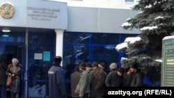 Полиция ұсталған мигранттарды әкімшілік сотына әкелді. Алматы, 27 қаңтар 2011 жыл.