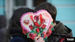 A couple celebrates Valentine's Day in Moscow.