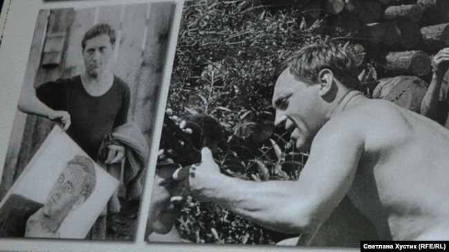 Высоцкий держит свой портрет. Фото из альбома Ромашовых