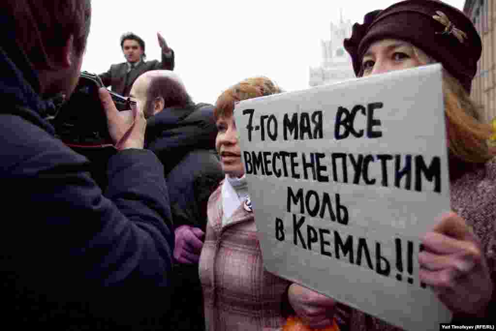 Russia -- Interior Ministry officers detain opposition activists, 31Mar2012