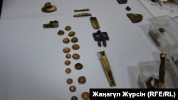 Артефакты, найденные в древнем захоронении, относящемся предположительно к эпохе гуннов. Актобе, 5 июня 2018 года.