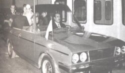محمدرضا پهلوی و فرح پهلوی در برنامه‌ای تبلیغاتی که محمود خیامی ترتیب داده بود، سوار سوار پیکان کروکی سفارشی شدند