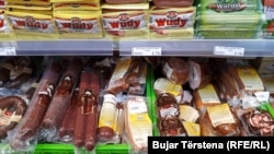 Produkte të mishit në një dyqan në Prishtinë. Autoritet gjatë javës urdhëruan tërheqjen nga tregu të produkteve "Wudy", pas dyshimeve se në to ka prani të bakterit Listeria.