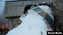 На месте крушения грузового самолета турецкой авиакомпании в Чуйской области Кыргызстана вблизи аэропорта Манас. 16 января 2017 года.
