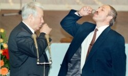 Президент Білорусі Олександр Лукашенко (праворуч) і президент Росії Борис Єльцин (ліворуч) у Кремлі після підписання договору про союз Білорусі та Росії. Квітень 1996 року