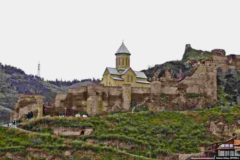 Tbilisinin bir çox yerindən rahat görünən "Nari Kala" ("Narın Qala").