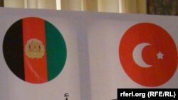 آرشیف، بیرقهای افغانستان (چپ) و ترکیه