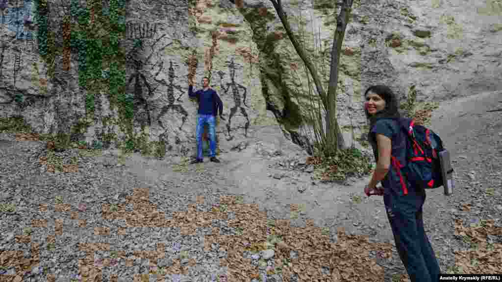 Туристи традиційно фотографуються біля кіношних малюнків