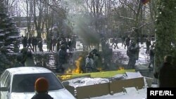 По словам Евлоева, применение "коктейля Молотова" против ОМОНа спровоцировали сами бойцы, неоднократно жестко "прессовавшие" оппозицию на прежних митингах