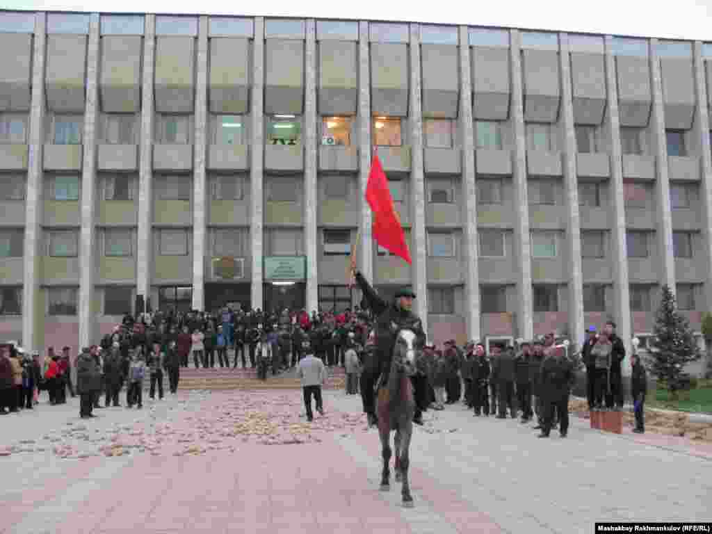 2010-жылдын 6-апрелинде Талас облустук администрациясынын алдына чогулган оппозиция тарапкерлери өлкөдөгү экинчи бийлик алмашууга жол ачышкан.&nbsp;