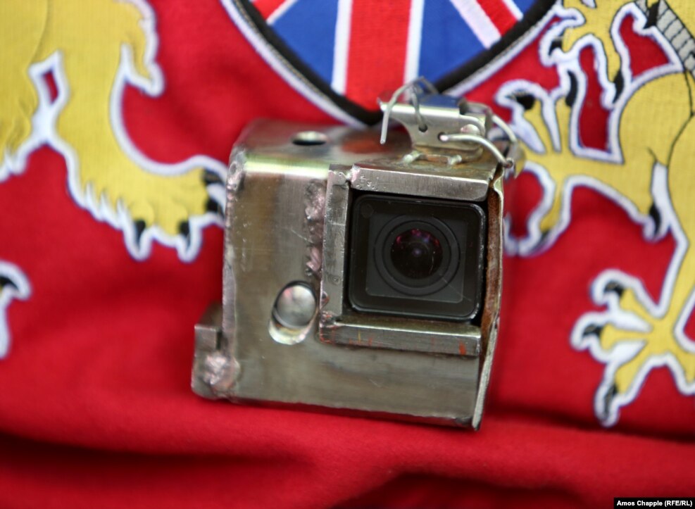 Një luftëtar nga Britania e Madhe me një kamerë GoPro.