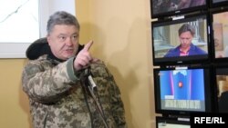 Ілюстративне фото. Президент Петро Порошенко під час відкриття телерадіовежі на горі Карачун. Донецька область, 5 грудня 2016 року