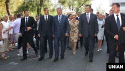 Владимир Яцуба (третий слева) и экс-президент Украины Виктор Янукович (второй справа) в Севастополе, август 2012 года