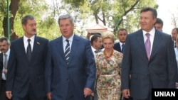 Бывший президент Украины Виктор Янукович (справа) и председатель Севастопольской городской государственной администрации Владимир Яцуба (второй слева), Севастополь, Крым, Украина. Август 2012 года