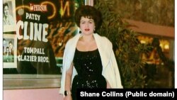 Патси Клайн после выступления в казино The Mint Las Vegas в Лас-Вегасе. 1962