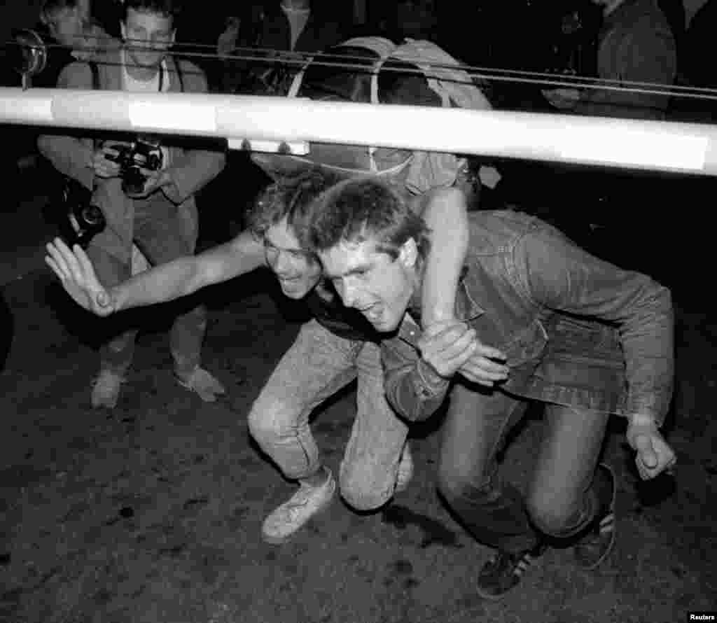 East Germans cross the border from Hegyeshalom, Hungary, into Austria on September 11.