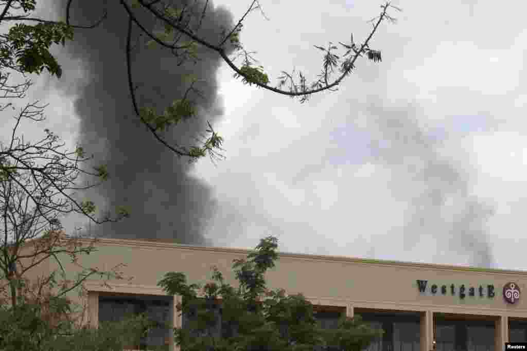 Nakon detonacija iznad trgvačkog centra pojavio se dim, treći dan talačke krize u Najrobiju, 23. septembar 2013. Foto: REUTERS / Siegfried Modola 
