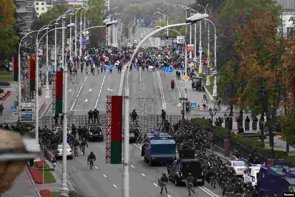 Forcat e rendit në Bjellorusi bllokojnë rrugën gjatë një proteste opozitare në Minsk, të organizuar më 25 tetor, për të kundërshtuar zgjedhjet presidenciale të 9 gushtit. (Reuters)