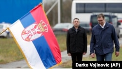 Александар Вучиќ и Александар Вулин за време на билатералната воздушна вежба на Србија и САД на аеродромот Лисичи јарак, на 15 километри северно од Белград, 17. ноември 2017.