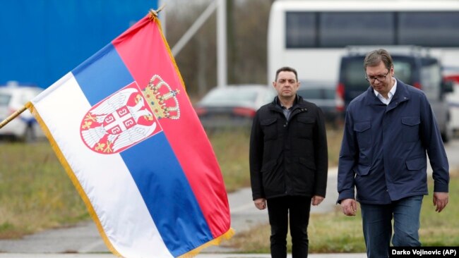 Presidenti i Serbisë, Aleksandar Vuçiq (djathtas), dhe ministri i Brendshëm i Serbisë, Aleksandar Vulin.