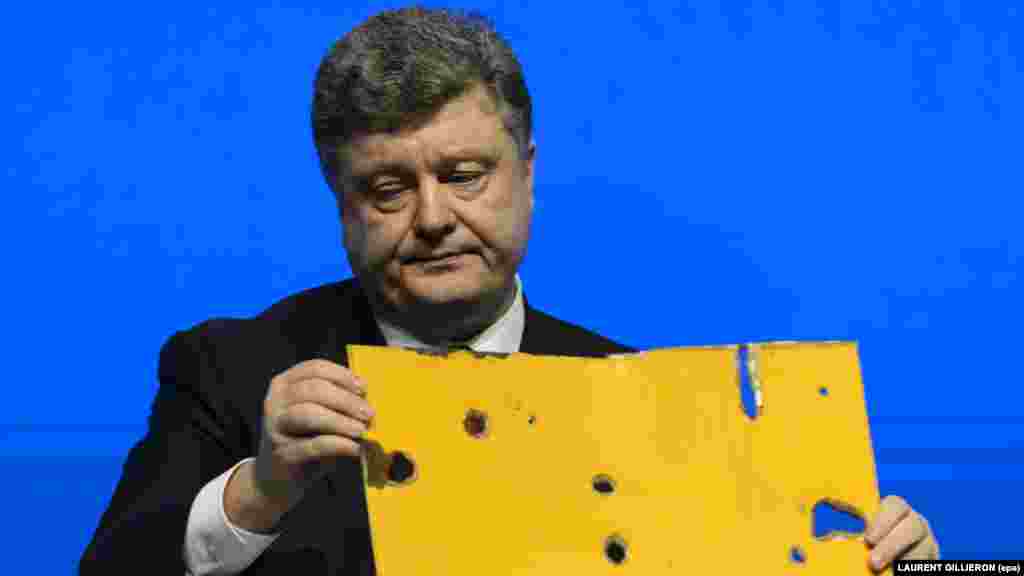 Президент Петро Порошенко продемонстрував фрагмент автобуса, який потрапив під обстріл з&nbsp;&laquo;Градів&raquo;&nbsp;біля&nbsp;Волновахи, під час виступу на Всесвітньому економічному форумі в Давосі, 21 січня 2014 року