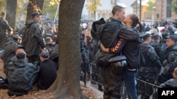Украин Миллий гвардияси аскари намойиш пайтида қаллиғи билан учрашмоқда, 13 октябрь, 2013 йил.
