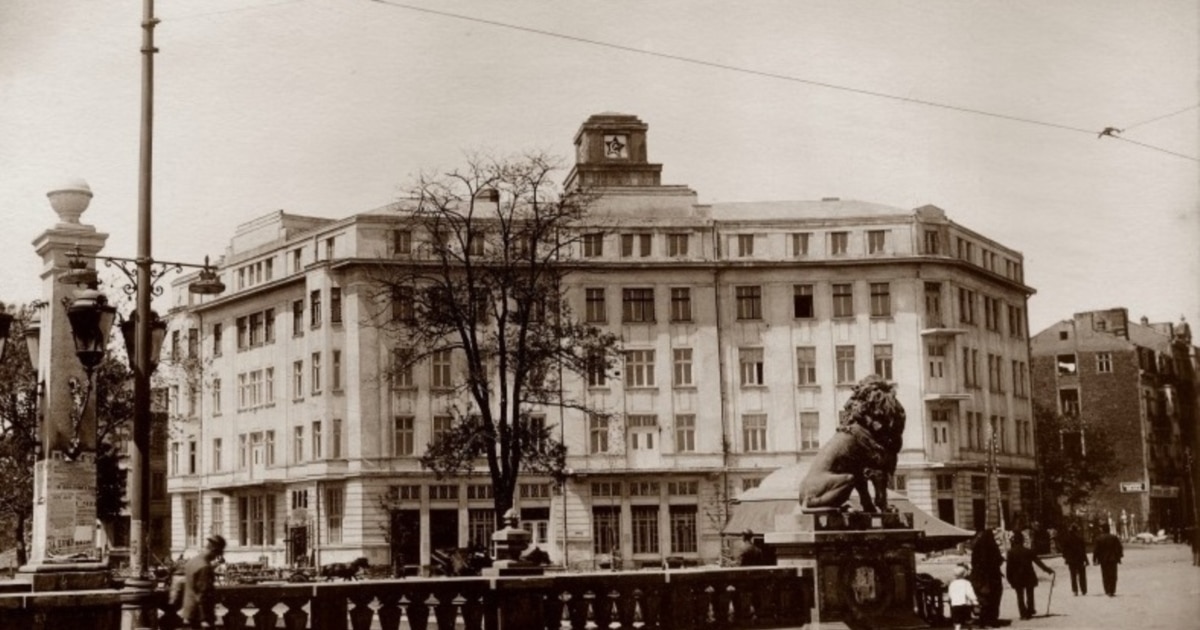 Правителството продава като излишен имот и сградата, в която в