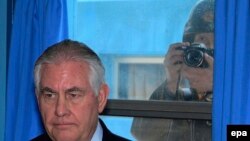 Ҳангоми боздиди Тиллерсон аз Панмунйом, рустое воқеъ дар макони амне дар марзи ду Корея, сарбози Кореяи Шимолӣ аз пушти шиша сурати ӯро мегирифт. 17 марти соли 2017