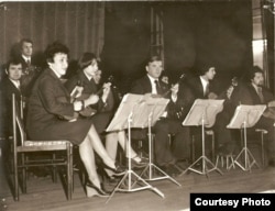 Александр Заболотний на концерте (в центре)