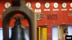 Вслед за акциями "Газпрома" на ММВБ "перетекла" большая часть российской ликвидности