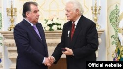 Эмомалӣ Раҳмон бо Ҳошим Гадо. Акс аз вебсайти раиси ҷумҳури Тоҷикистон