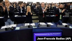Члени Європейського парламенту аплодують після оголошення Олега Сенцова переможцем премії Сахарова. Страсбург, 25 жовтня 2018 року