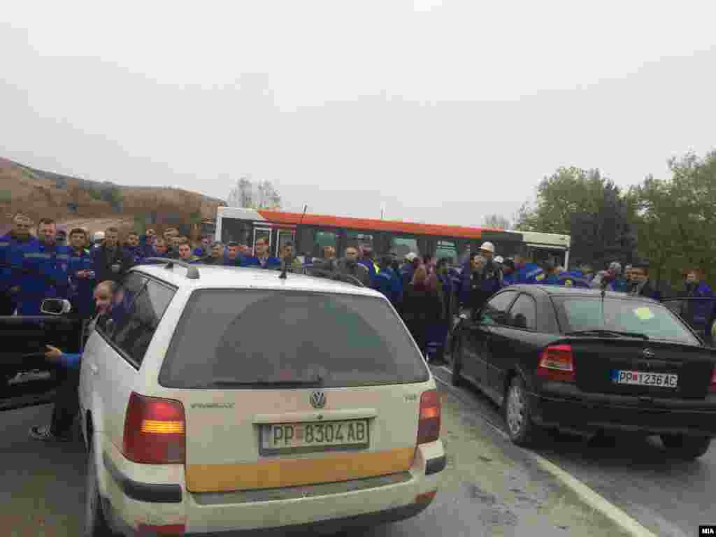 МАКЕДОНИЈА - Околу 850 работници од Фени протестираа со блокада на патот Градско - Прилеп со барање неколкуте банки доверители да се повлечат и Фени да не оди во Стечај.