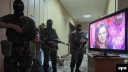 люди, захватившие здание прокуратуры в Луганске
