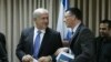 Premijer Benjamin Netanyahu (L) razgovara sa poslanikom Gideonom Saarom na kraju stranačkog sastanka u izraelskom parlamentu u Jeruzalemu, fotoarhiv.