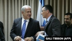 Premijer Benjamin Netanyahu (L) razgovara sa poslanikom Gideonom Saarom na kraju stranačkog sastanka u izraelskom parlamentu u Jeruzalemu, fotoarhiv.