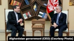 عبدالله عبدالله رئیس اجرائیه افغانستان (راست) در جریان ملاقات با عباس عراقچی معاون وزیر خارجه ایران در کابل