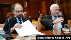 Poliicianul rus de opoziție Vladimir Kara-Murza și senatorul republican de Arizona John McCain pregătindu-se să depună mărturile la Capitol Hill în Washington,, 29 martie 2017.