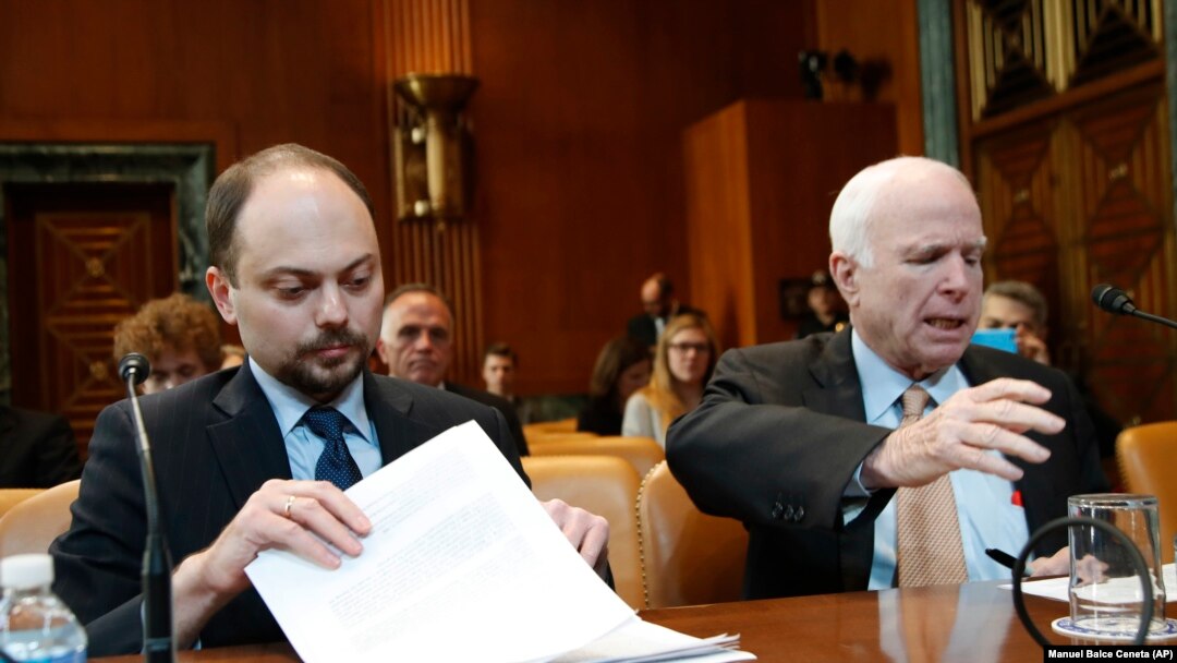 Senatorul John McCain și Vladimir Kara-Murza, la o audiere în Senatul american