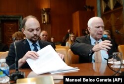 Vladimir Kara-Murza (stânga) și senatorul american John McCain în 2017, la audieri în Congresul SUA despre starea societății civile din Rusia.