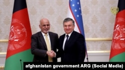 Afghan President Ashraf Ghani (left) and Uzbek President Shavkat Mirziyoev in Tashkent on December 5.