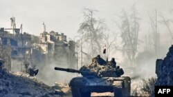  Forcat e qeverisë së Sirisë në një tank në territorin që ishte nën kontroll të kryengritësve në Alepo