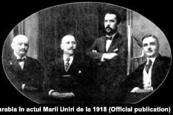 Pan Halippa (în picioare), alături de D. Ciugureanu, Ion Pelivan și Ștefan Ciobanu, în timpul unei vizite la Iași (începutul anului 1918)