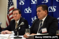 Секретар РНБО України, генерал Євген Марчук (праворуч) і генеральний секретар НАТО Робертсон під час пресконференції у Вашингтоні, 2003 рік