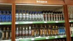 Водка марок Medoff и Nemiroff на полках севастопольского супермаркета