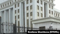 У здания генеральной прокуратуры в Астане. 