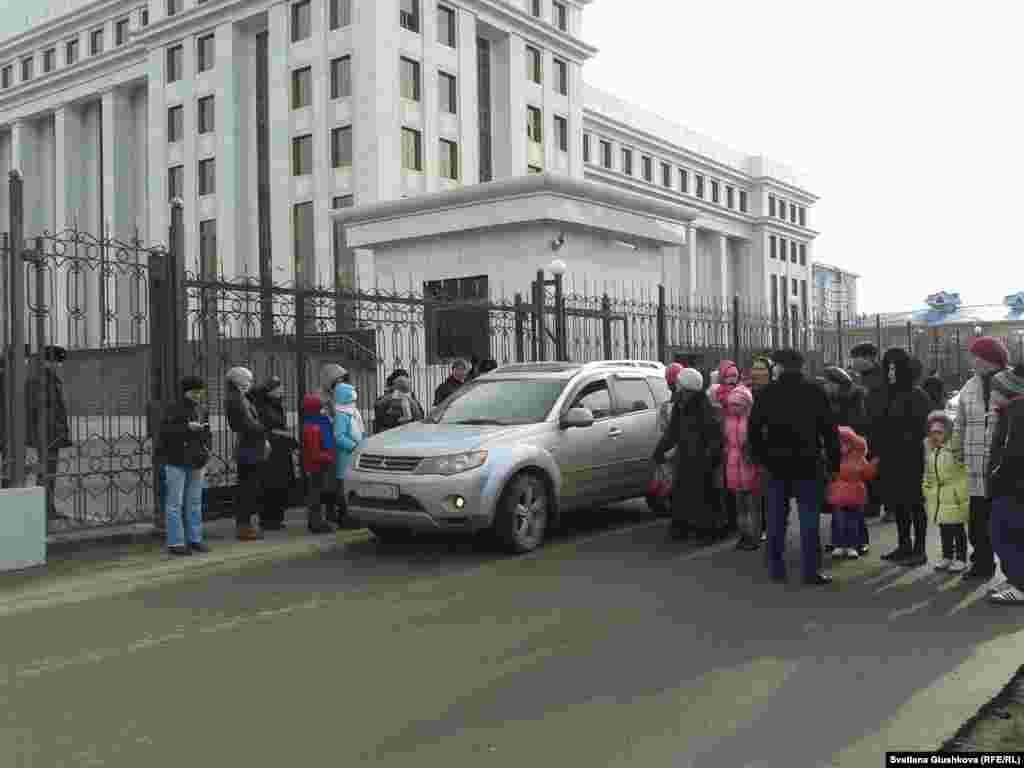 11 сәуірде Астанада полиция жасағы жер телімдерін &laquo;мемлекет қажетіне&raquo; алумен келіспей, бас прокуратура жанындағы жолды жапқан тұрғындарды балаларымен қоса ұстады.