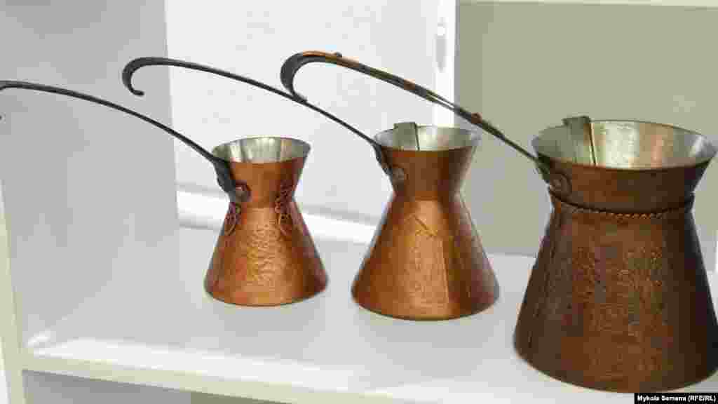 Джезве&nbsp;&ndash; посуда для приготовления кофе. Традиционно джезве в Крыму изготавливали из меди, поскольку этот металл имеет хорошую теплопроводность. Джезва, представленная на выставке, также выполнена из меди. Автор&nbsp;&ndash;&nbsp;Рефат Куртвелиев