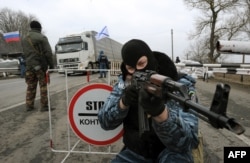 Вооруженный сотрудник милиции в маске на КПП рядом с городом Армянск. 28 февраля 2014 года.